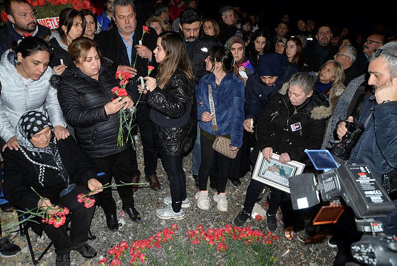 Adana'da 96 kişinin yaşamını yitirdiği Alpargün Apartmanı'nın da olduğu alanda anma etkinliği düzenlendi. 
