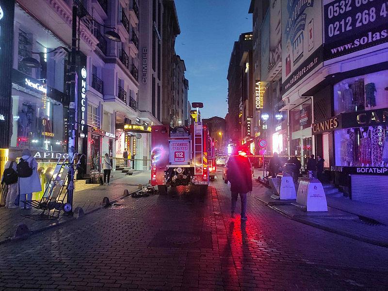Fatih'te otelde yangın paniği: Çarşafları birbirine bağlayıp 3. kattan inmeye çalıştı-4