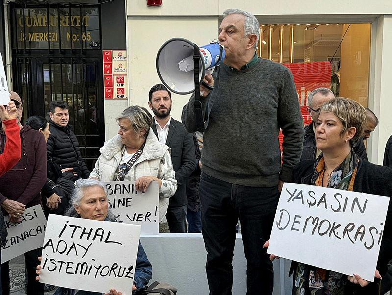  İzmir'de CHP'li bir grup, ʺithal adayʺ protestosu yaptı