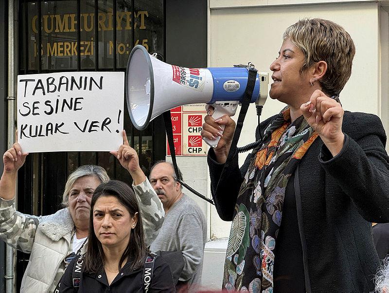 İzmir'de CHP'li bir grup, ʺithal adayʺ protestosu yaptı