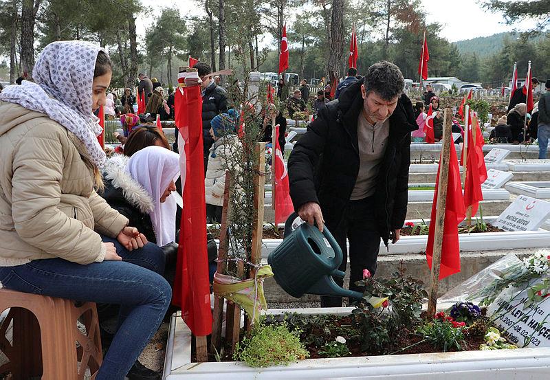 kizinin-elini-tuttugu-fotografla-gundem-olmustu-mesut-hancer-felaketin-yil-donumunde-konustu-1707224500273.jpeg Kızının elini tuttuğu fotoğrafla gündem olmuştu! Mesut Hançer felaketin yıl dönümünde konuştu-6