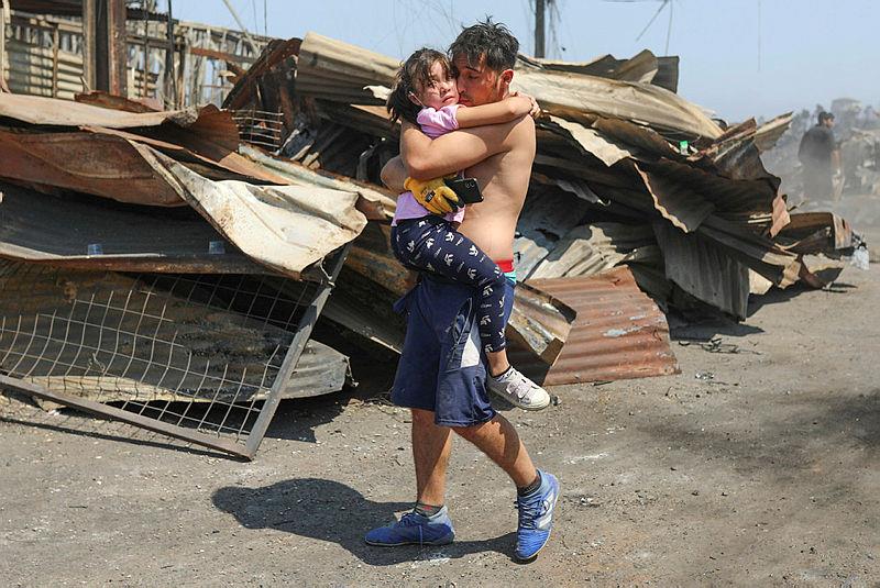 Vina Del Mar kentinde yaşayan vatandaşlar, zarar gören ve yıkılan evlerinde enkaz kaldırma çalışması yürütüyor