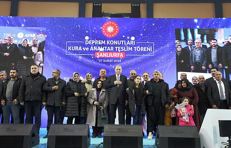 Son dakika: Başkan Erdoğan Şanlıurfa'da Deprem Konutları Kura ve Teslim Töreni'nde önemli açıklamalarda bulunuyor-9