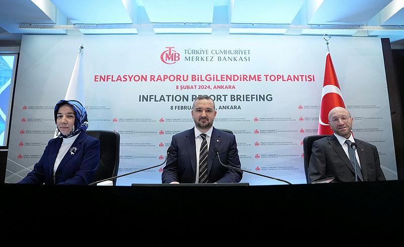 Türkiye Cumhuriyet Merkez Bankası (TCMB) Başkanı Fatih Karahan (ortada),TCMB Başkan Yardımcıları Hatice Karahan (solda) ve Osman Cevdet Akçay (sağda)