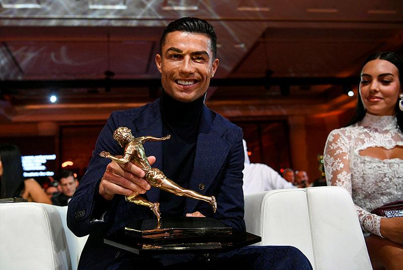 Ronaldo'ya Maradona ödülü takdim edildi