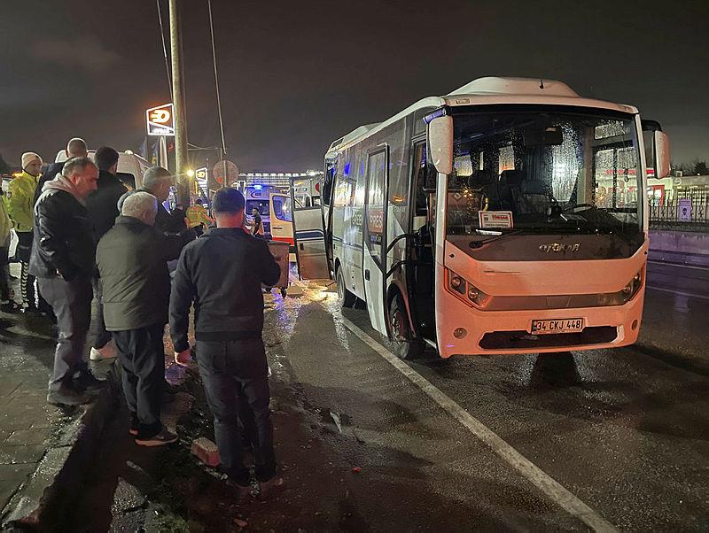 1707802238498.jpeg Bursa'da tur otobüsü aydınlatma direğine çarptı: 10 yaralı-4