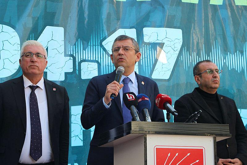 Koltuğu sallantıda olan CHP Genel Başkanı Özgür Özel