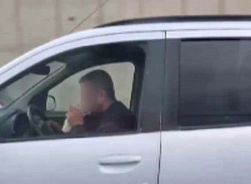 İzmir'de direksiyon başında bali çeken şahıs yakalandı-2