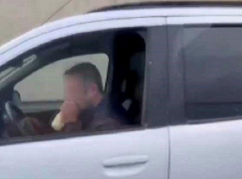 İzmir'de direksiyon başında bali çeken şahıs yakalandı-4