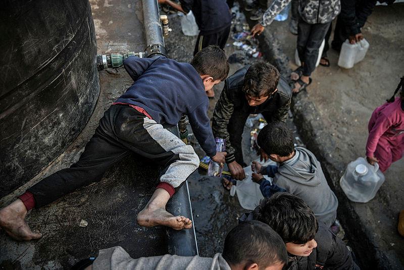 Filistinli çocuklar, ailelerine su ve gıda temin edebilmek için büyükler kadar mücadele veriyor.