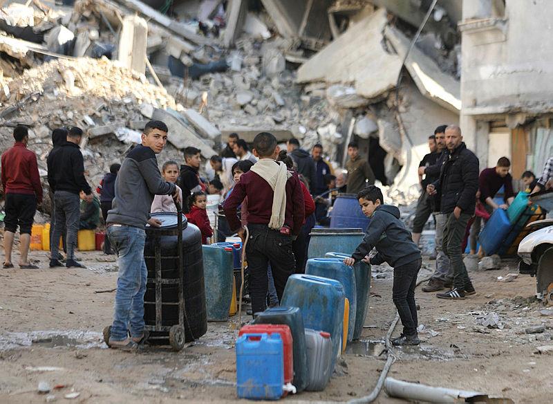 Filistinliler, kısıtlı imkanlar ve zor şartlar altında günlük yaşamlarını sürdürmeye çalışıyor.