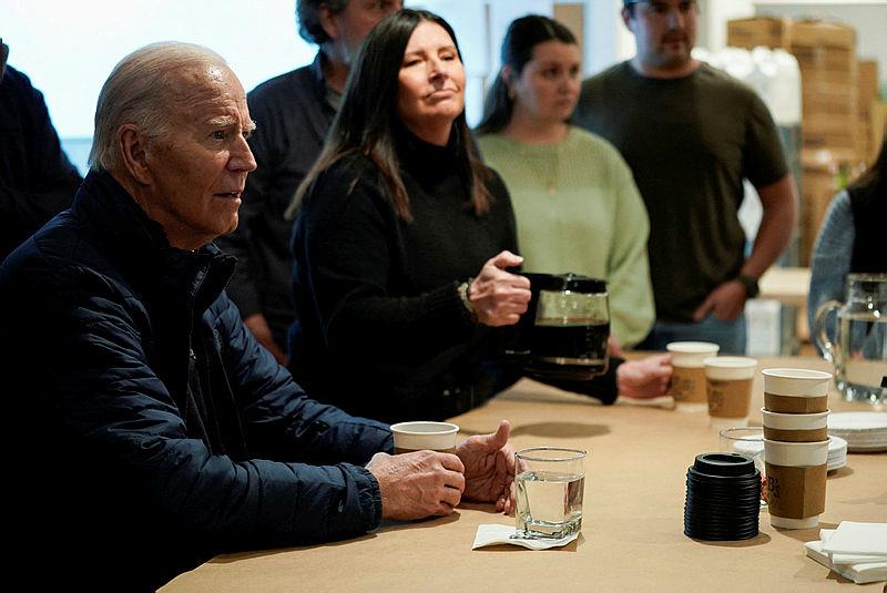 joe-bidendan-kimyasallardan-etkilenen-east-palestine-bolgesine-ziyaret-mesaj-icin-su-icti-1708156536925.jpeg Joe Biden'dan kimyasallardan etkilenen East Palestine bölgesine ziyaret: Mesaj için su içti-2