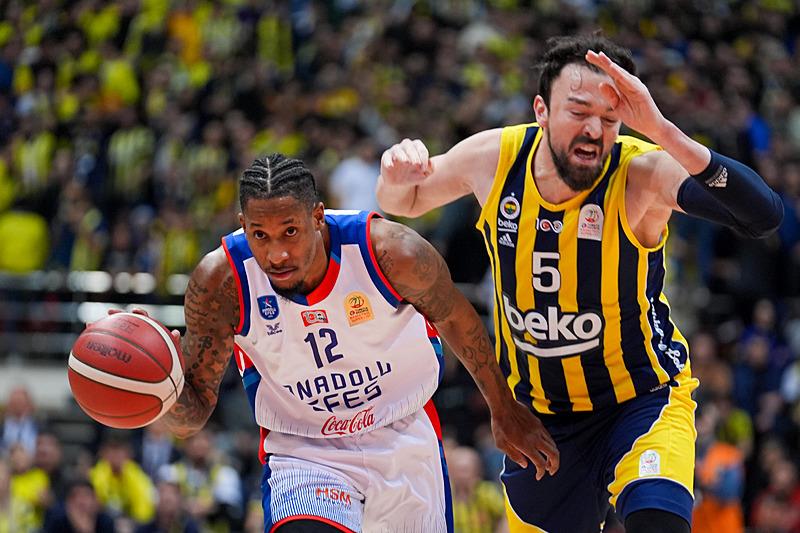Fenerbahçe'de Sertaç Şanlı, eski takımı Anadolu Efes'e karşı mücadele etti
