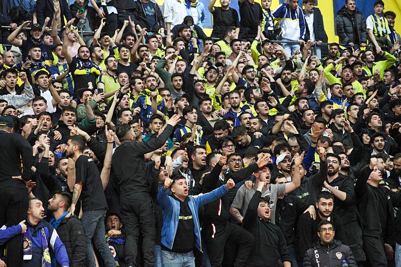 Fenerbahçe Beko taraftarı, takımlarını Konya'da da yalnız bırakmadı