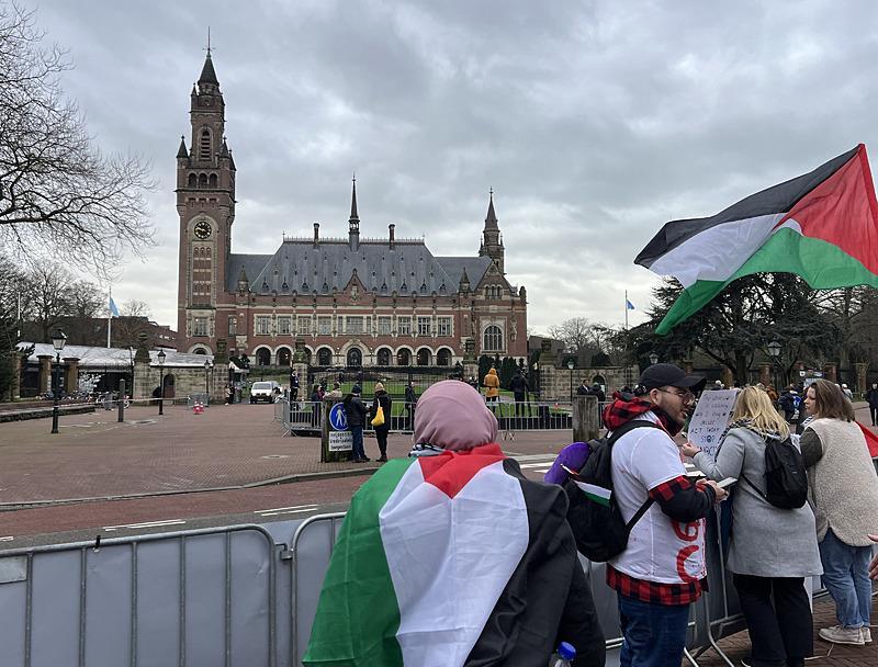 Hollanda'nın Lahey kentindeki Uluslararası Adalet Divanının (UAD), İsrail'in, işgal ettiği Filistin topraklarındaki uygulamalarının hukuki sonuçlarını ele alacağı danışma görüşüne ilişkin duruşmalar için heyetler Divan binasına giriş yaparken, UAD önünde bekleyen kalabalık Filistin bayraklarıyla gösteri yaptı.