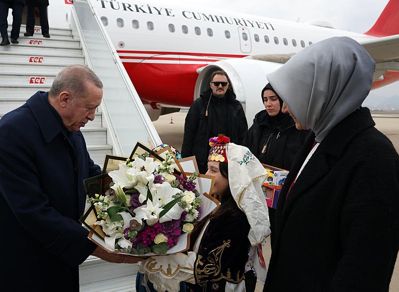 Başkan Erdoğan, Afyon'da çiçeklerle karşılandı
