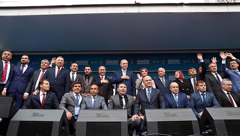 Erdoğan,  Afyonkarahisar Belediye Başkan Adayı Hüseyin Ceylan Uluçay'ı sahneye davet ederek ilçe belediye başkan adayları ile birlikte vatandaşları selamladı