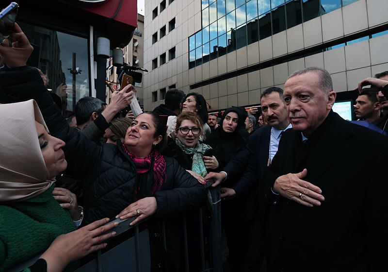 baskan-erdoganin-balikesirde-sarp-ve-rumeysa-adli-cocuklarla-sohbeti-herkesi-gulumsetti-balikesiri-merak-etmey-1708717294593.jpeg Başkan Erdoğan'ın Balıkesir'de Sarp ve Rümeysa adlı çocuklarla sohbeti herkesi gülümsetti: Balıkesir’i merak etmeyin-3