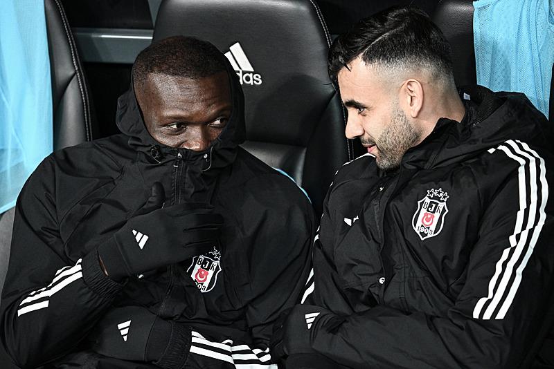 Kadro dışı kalmalarının ardından affedilen Aboubakar ve Ghezzal, Konyaspor maçında taraftarın tepkisiyle karşılaştı.