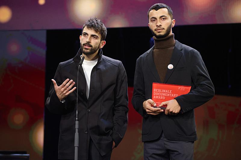 Basel Adra ve Yuval Abraham, 24 Şubat 2024'te Almanya'nın Berlin kentinde düzenlenen 74. Berlin Uluslararası Film Festivali 'Berlinale' ödül töreninde ʺBaşka Ülke Yokʺ filmiyle Berlinale belgesel ödülünü aldı.