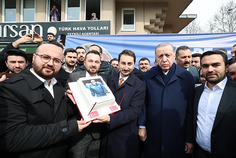 baskan-erdogana-dogum-gunu-surprizi-pastayla-karsilandi-iyi-ki-dogdun-reis-1708941633633.jpeg Başkan Erdoğan'a doğum günü sürprizi... Pastayla karşılandı: İyi ki doğdun reis-3