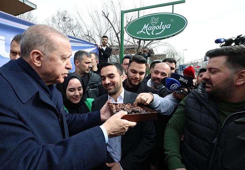 baskan-erdogana-dogum-gunu-surprizi-pastayla-karsilandi-iyi-ki-dogdun-reis-1708941647997.jpeg Başkan Erdoğan'a doğum günü sürprizi... Pastayla karşılandı: İyi ki doğdun reis-4