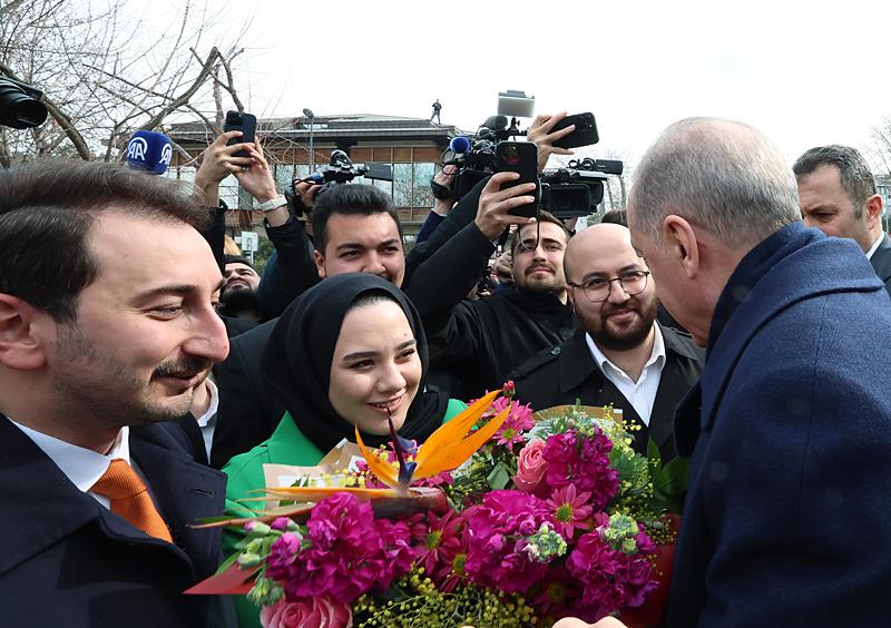 baskan-erdogana-dogum-gunu-surprizi-pastayla-karsilandi-iyi-ki-dogdun-reis-1708941697430.jpeg Başkan Erdoğan'a doğum günü sürprizi... Pastayla karşılandı: İyi ki doğdun reis-7