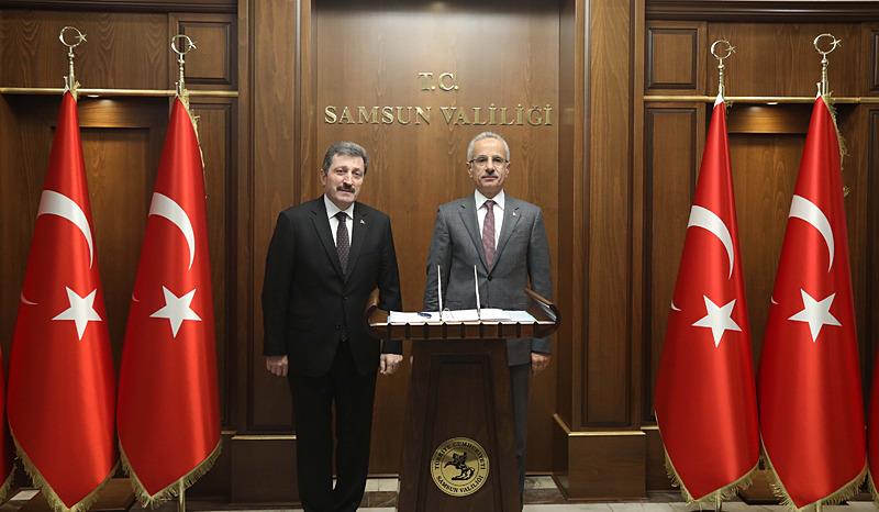Ulaştırma ve Altyapı Bakanı Abdülkadir Uraloğlu (sağda), programı kapsamında bulunduğu Samsun'da Vali Orhan Tavlı'yı (solda) ziyaret etti.