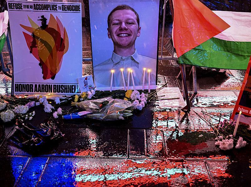 Aralarında Yahudilerin de bulunduğu yüzlerce kişi, İsrail'in Washington Büyükelçiliği önünde Gazze'deki 'soykırıma ortak olmayacağını' söyleyerek kendini yakan ABD Hava Kuvvetleri askeri Aaron Bushnell'i anmak için New York kentindeki dünyaca ünlü Times Meydanı'nda toplandı. Yağmura rağmen Times Meydanı'na pankartlar ve Filistin bayraklarıyla gelen vatandaşlar, Bushnell için çiçekler bırakarak, mum yaktı.