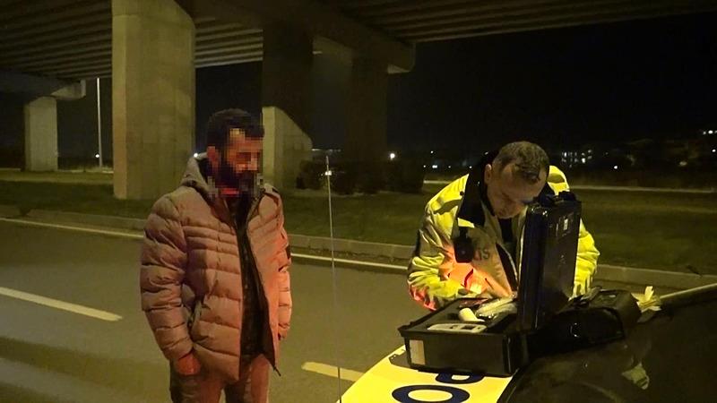 Alkollü sürücü direksiyon başında uyuyakaldı: Hanımla kavga ettim-3