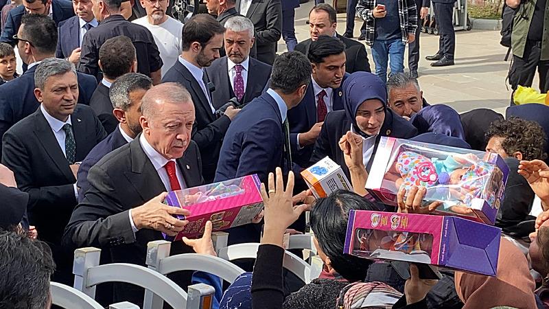 Başkan Erdoğan'a Antalya'da sevgi seli! Vatandaşları selamlayıp sohbet etti-2
