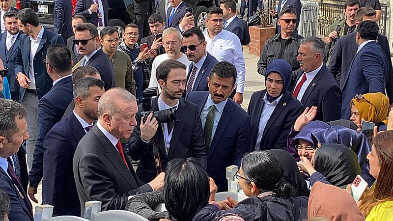 Başkan Erdoğan'a Antalya'da sevgi seli! Vatandaşları selamlayıp sohbet etti-3