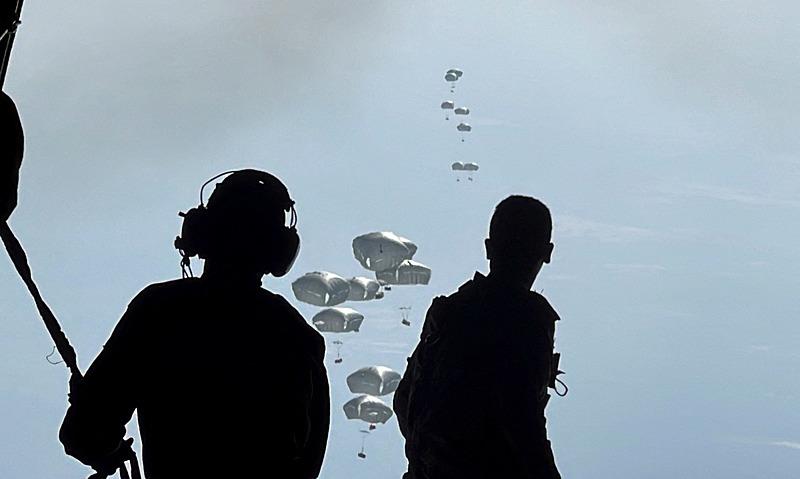 Ürdün Silahlı Kuvvetleri mensupları, Mısır, Katar, Fransa ve BAE işbirliğiyle Gazze kıyısı boyunca yardım paketlerini havadan indiriyor, 27 Şubat 2024