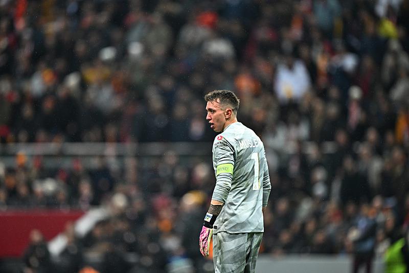 galatasarayda-muslera-soku-dursun-ozbek-devrede-1709631709841.jpeg