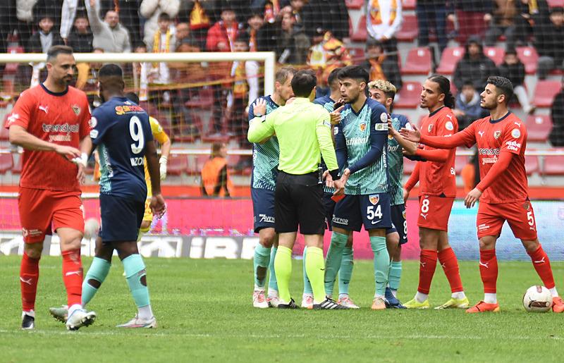 Kayserispor'da Arif Kocaman 76. dakikada kırmızı kart gördü.