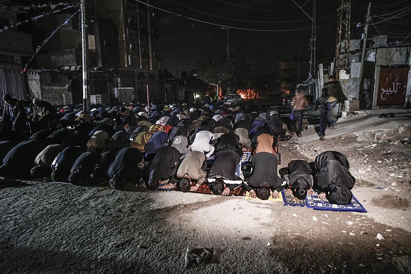 Gazze'nin Refah kentindeki Filistinliler, Ramazan ayının ilk teravih namazını İsrail saldırısında yıkılan Faruk Camii enkazında kıldı.