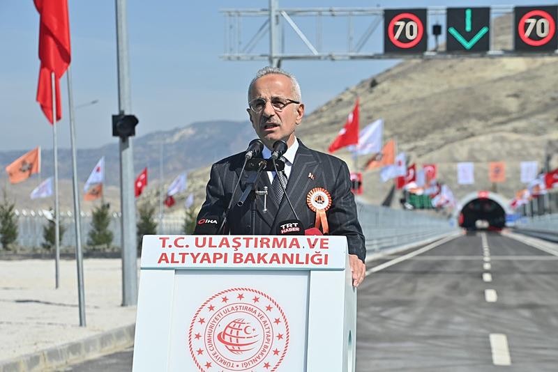 proje-basladi-ankara-istanbul-arasina-super-hizli-tren-projesi-basladi-1710166878989.jpeg Proje başladı! Ankara- İstanbul arasına Süper Hızlı Tren Projesi başladı-2