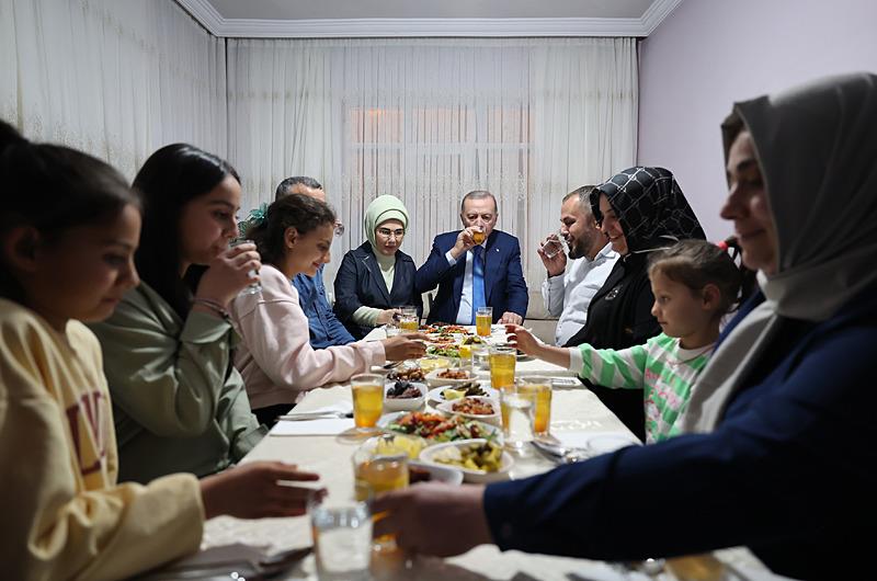 Başkan Erdoğan ve eşi Emine Erdoğan, Ankara'da Ali Osman Taş ve ailesine iftarda misafir oldu-6