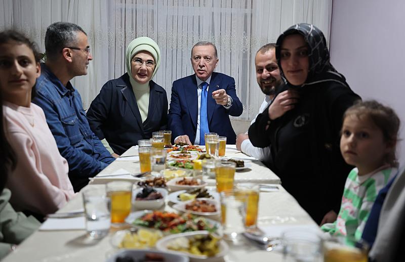 Başkan Erdoğan ve eşi Emine Erdoğan, Ankara'da Ali Osman Taş ve ailesine iftarda misafir oldu-7