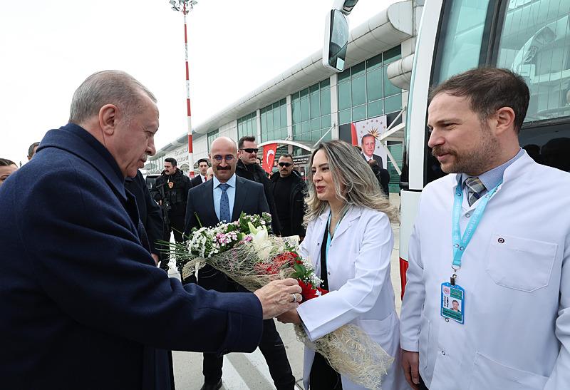 Başkan Erdoğan, Ağrı Ahmed-i Hani Havalimanında 14 Mart Tıp Bayramı dolayısıyla sağlıkçıları tebrik etti. 