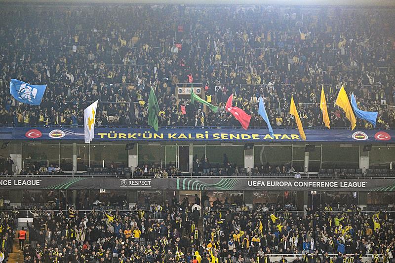 Fenerbahçe'de Gilloise maçı öncesi Türk devletlerinin bayrakları açıldı.