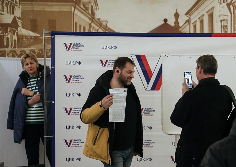 Rusya sandık başında! Batı-Rusya savaşı seçimde de patlak verdi: Londra ve Washington Putin’e karşı mevzi aldı! Sınırda tahliye çağrısı-1