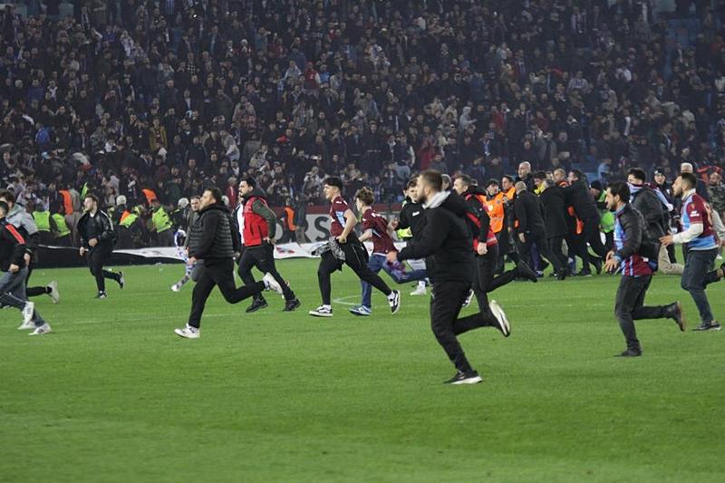 Trabzonspor - Fenerbahçe maçının bitiş düdüğünün ardından taraftarlar sahaya girdi.