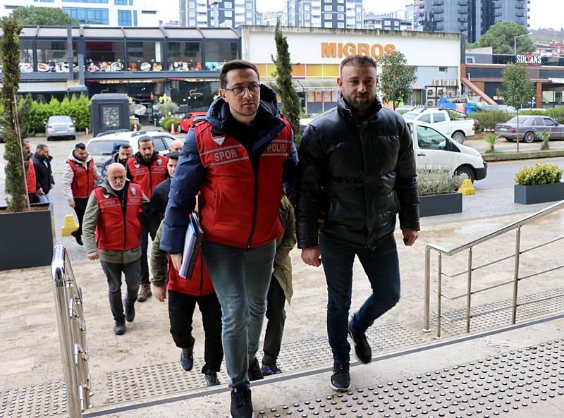 trabzonspor-fenerbahce-macinda-sahaya-giren-5-kisi-tutuklandi-maskeli-taraftarin-ifadesi-ortaya-cikti-1710948132496.jpeg Trabzonspor Fenerbahçe maçında sahaya giren 5 kişi tutuklandı! Maskeli taraftarın ifadesi ortaya çıktı-2