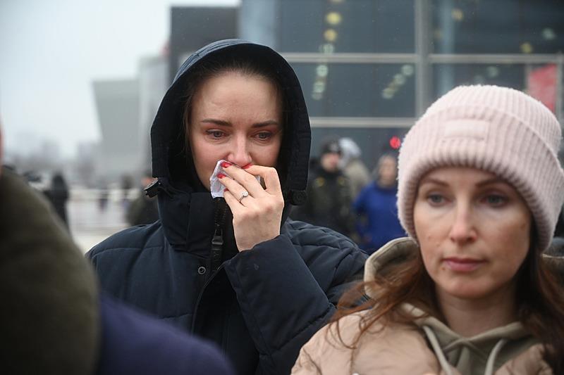 Moskova'daki saldırıda ölenler anısına İstanbul Başkonsolosluğu önüne çiçek ve oyuncak bırakıldı-2