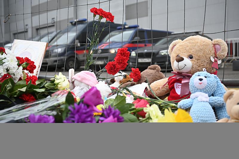 Moskova'daki saldırıda ölenler anısına İstanbul Başkonsolosluğu önüne çiçek ve oyuncak bırakıldı-3