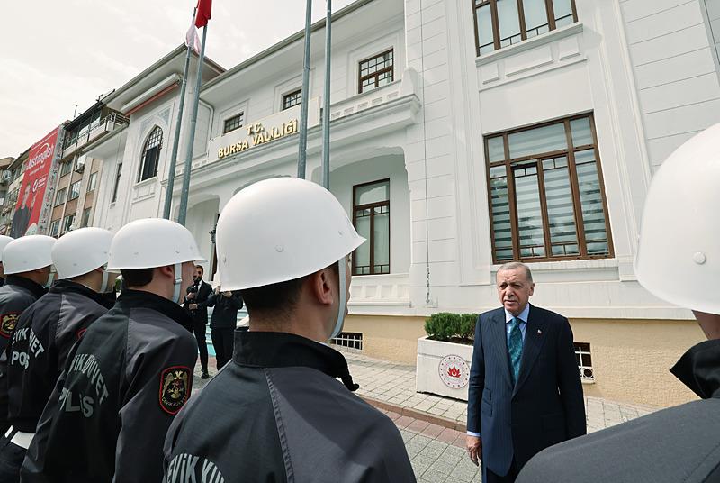 Başkan Erdoğan, tören mangasını selamladı
