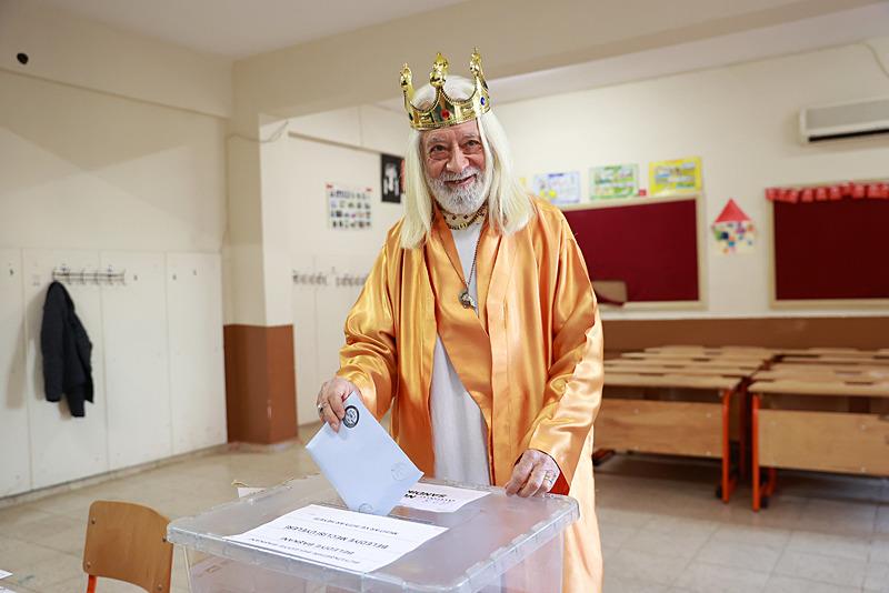 Adana'da bir vatandaş kral kostümüyle oy kullandı
