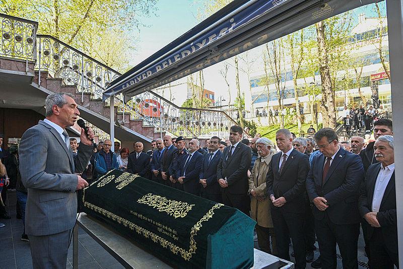  İstanbul Valisi Davut Gül'ün (sağ 3) de katıldığı cenaze töreninde merhumun yakınları taziyeleri kabul etti.