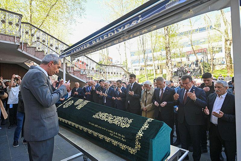 katilden-piskin-savunma-kuma-olmayi-kabul-etmedigi-icin-oldurmus-1712142148431.jpeg Beşiktaş'taki gece kulübü yangınında ölen Şivan Dolu'nun cenazesi Sarıyer'de toprağa verildi-3